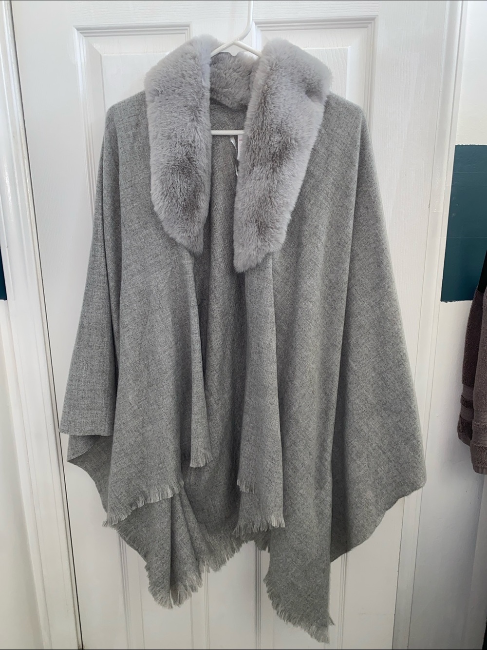 Liz Claiborne Light Gray Faux Fur Collar Poncho Wrap